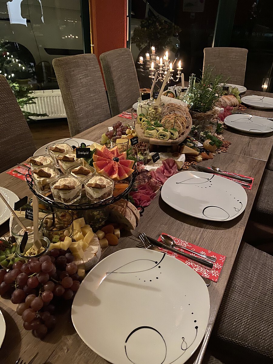 Buffet mit Desserts in der Lounge