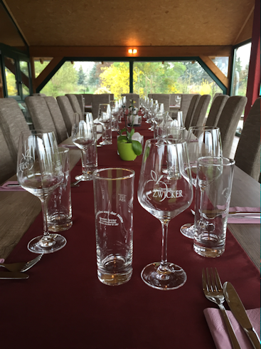 Festlich gedeckte Tafel in der Obsthof Lounge